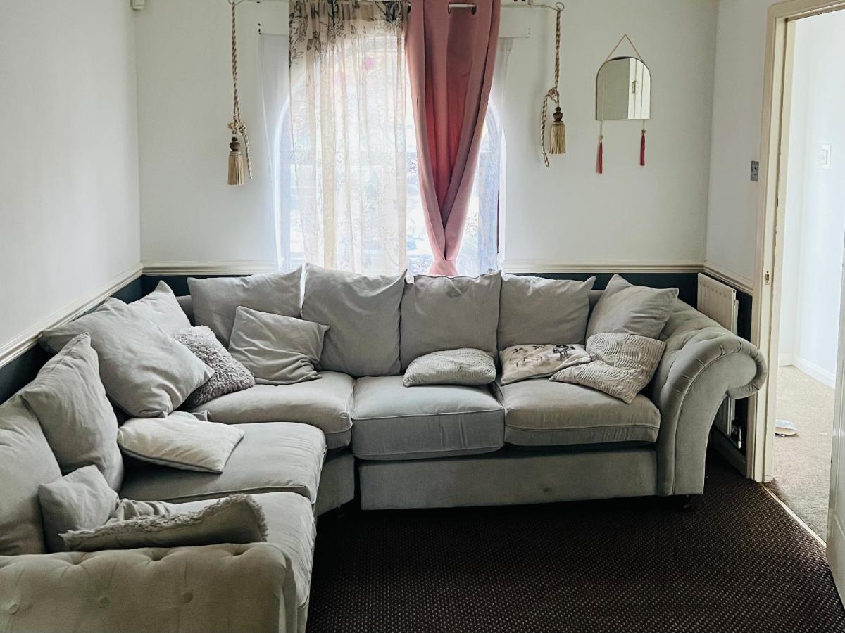 Clove, 3-4 Bed House With Garden, Free Parking, Sleeps 9 In Grays & Chafford Hundred Stifford מראה חיצוני תמונה