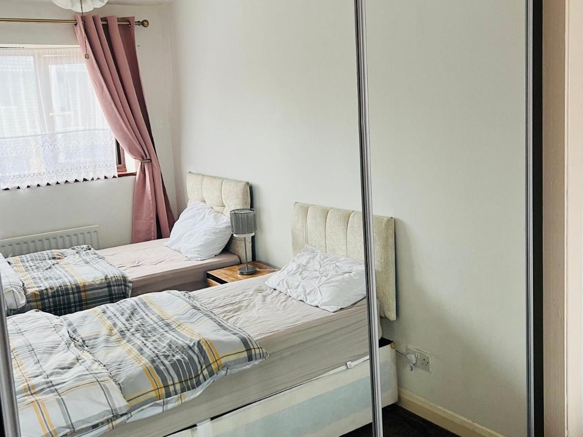 Clove, 3-4 Bed House With Garden, Free Parking, Sleeps 9 In Grays & Chafford Hundred Stifford מראה חיצוני תמונה