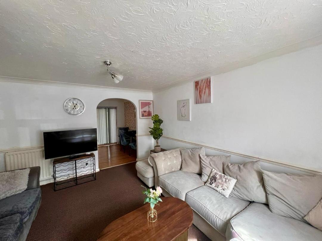 Clove, 3-4 Bed House With Garden, Free Parking, Sleeps 9 In Grays & Chafford Hundred Stifford מראה חיצוני תמונה