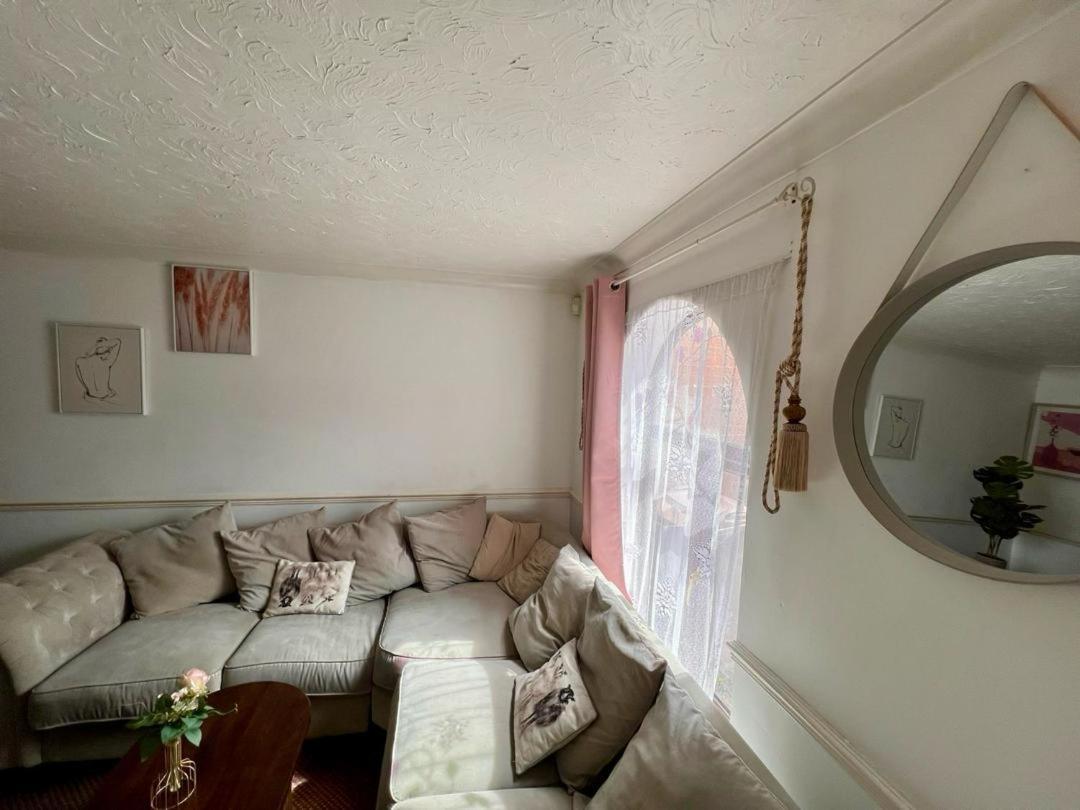 Clove, 3-4 Bed House With Garden, Free Parking, Sleeps 9 In Grays & Chafford Hundred Stifford מראה חיצוני תמונה