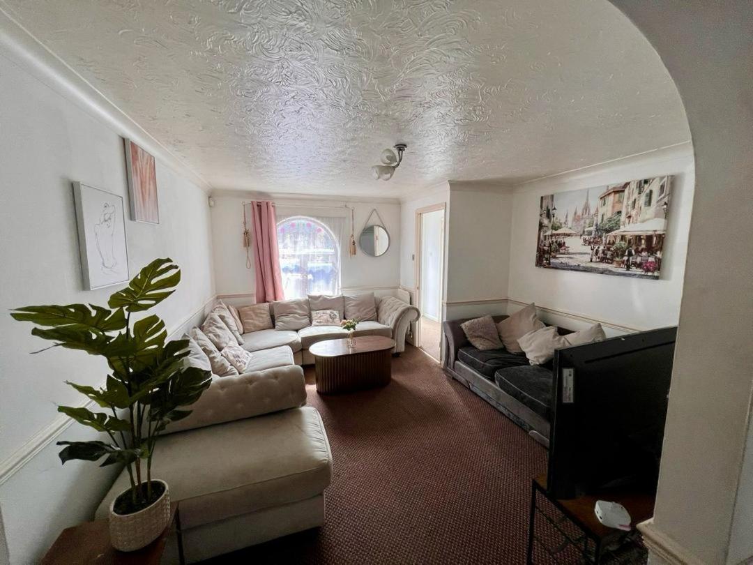 Clove, 3-4 Bed House With Garden, Free Parking, Sleeps 9 In Grays & Chafford Hundred Stifford מראה חיצוני תמונה