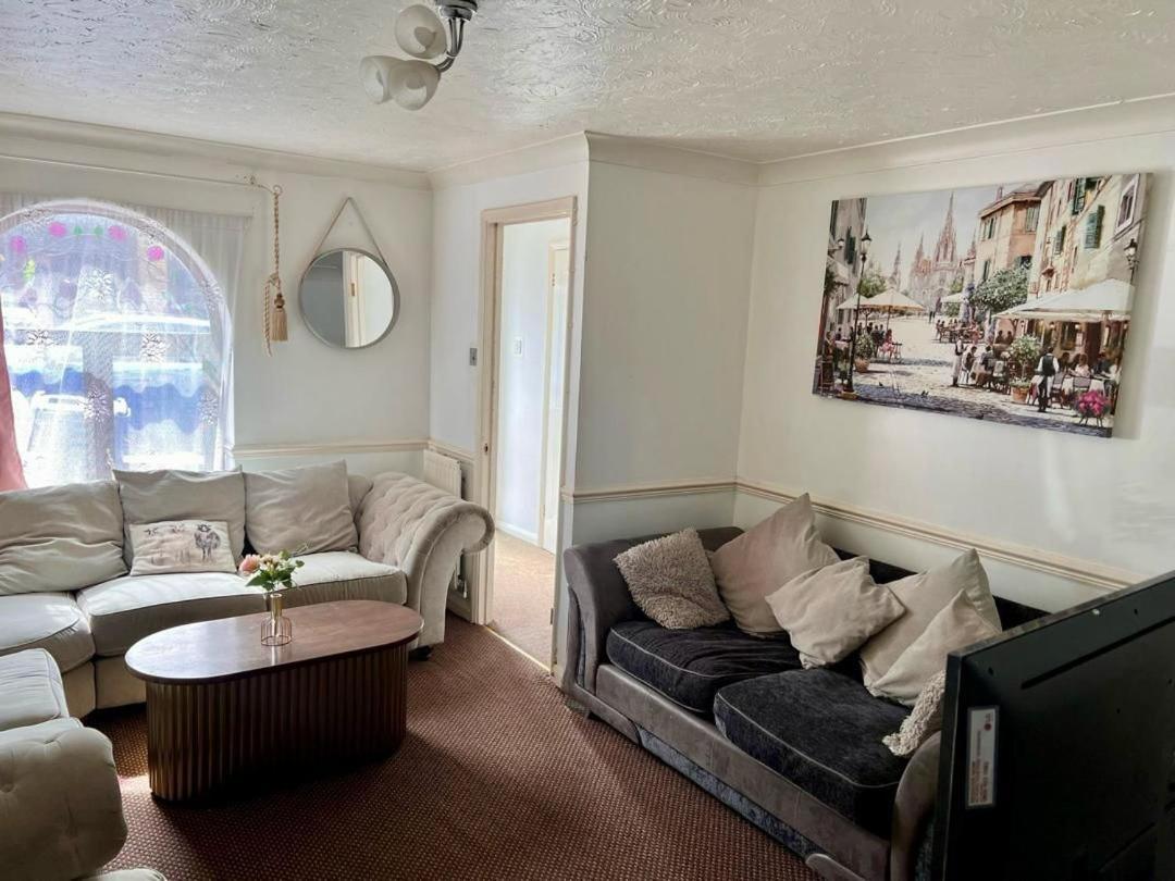 Clove, 3-4 Bed House With Garden, Free Parking, Sleeps 9 In Grays & Chafford Hundred Stifford מראה חיצוני תמונה