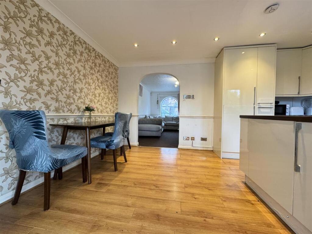 Clove, 3-4 Bed House With Garden, Free Parking, Sleeps 9 In Grays & Chafford Hundred Stifford מראה חיצוני תמונה