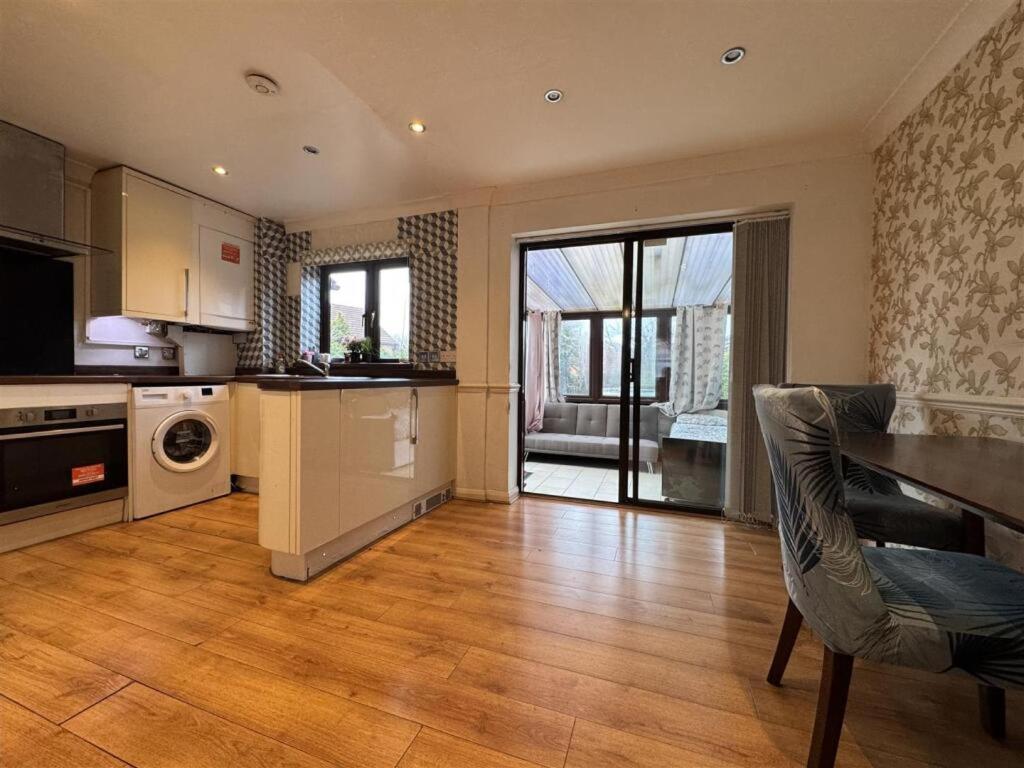 Clove, 3-4 Bed House With Garden, Free Parking, Sleeps 9 In Grays & Chafford Hundred Stifford מראה חיצוני תמונה